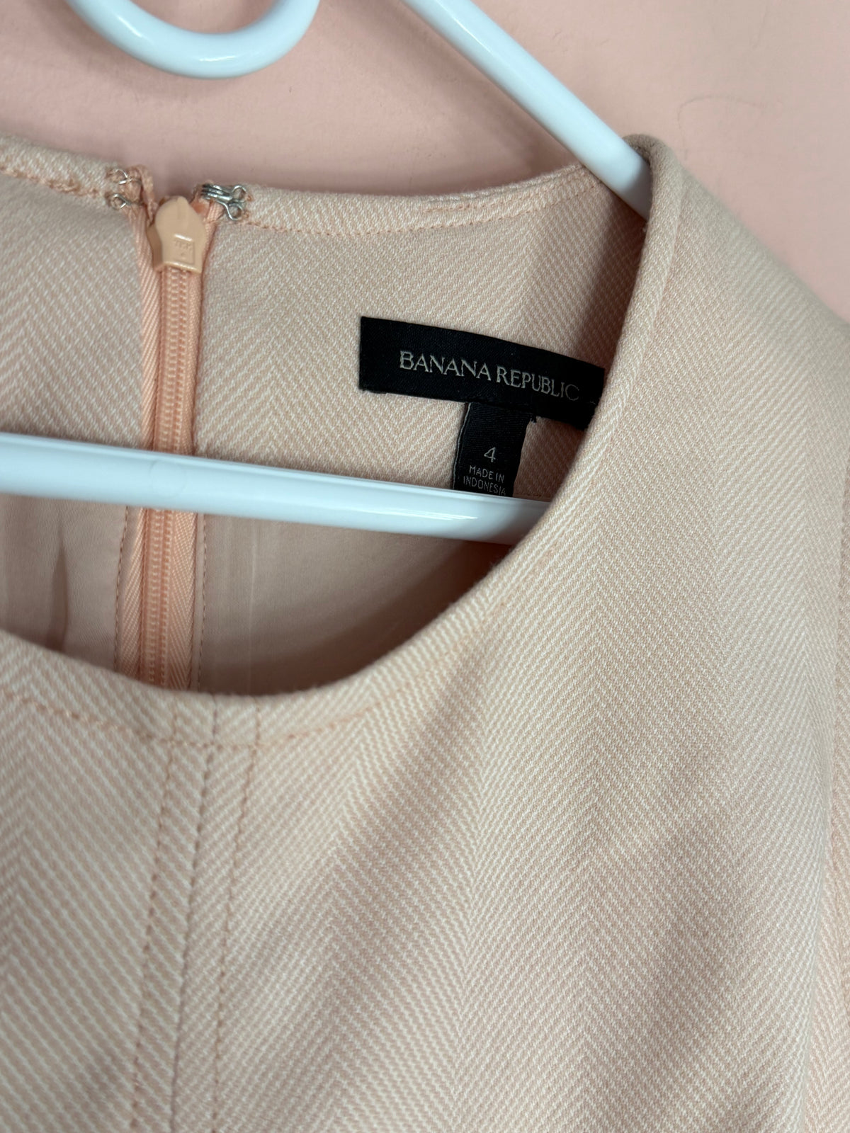 Banana Republic brand label close-up, size 4