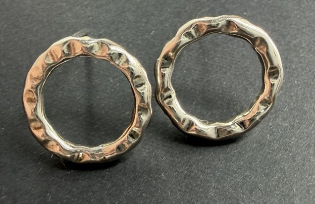 Polished hammered circle stud earrings
