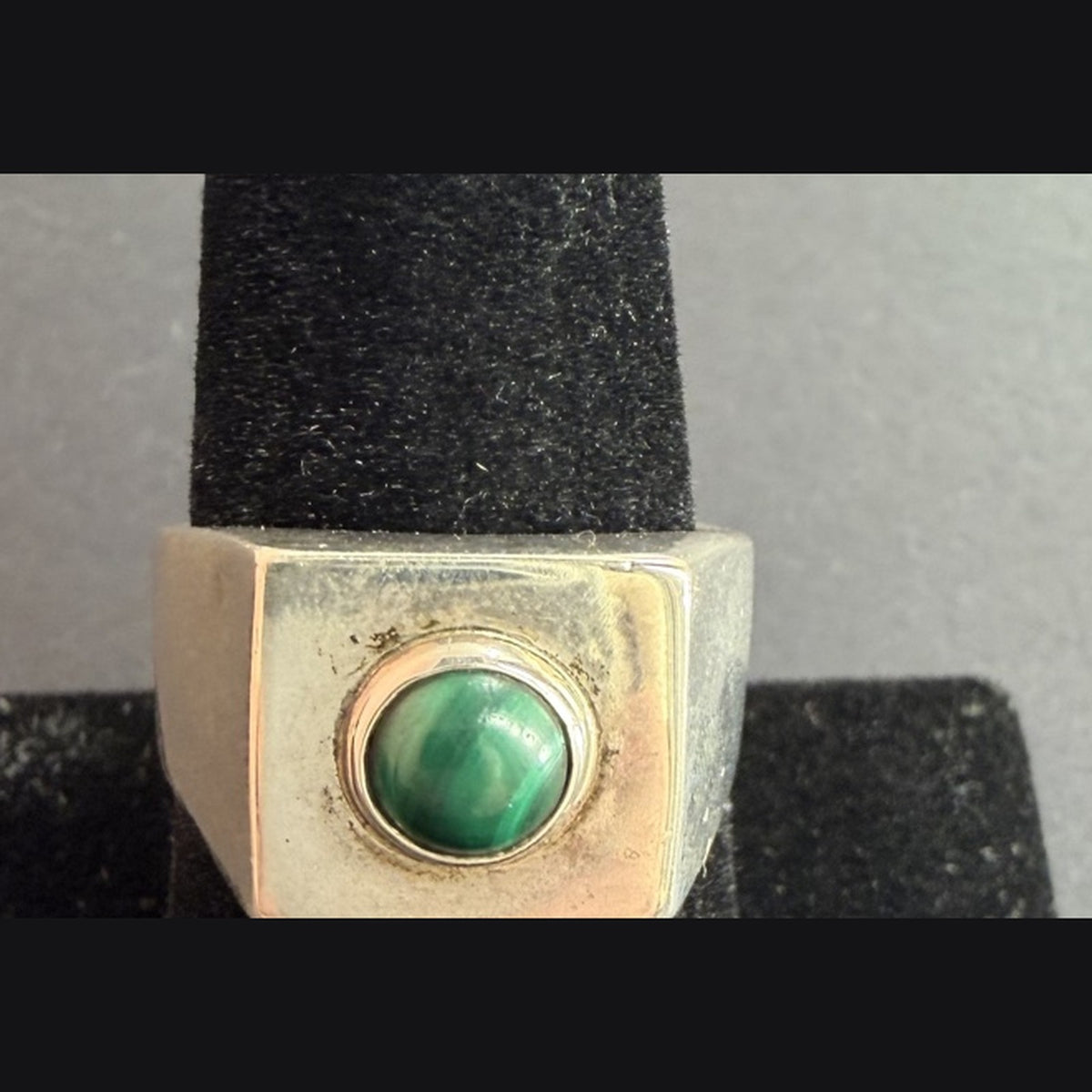 Square sterling silver ring with a round green malachite cabochon — Regul Silver