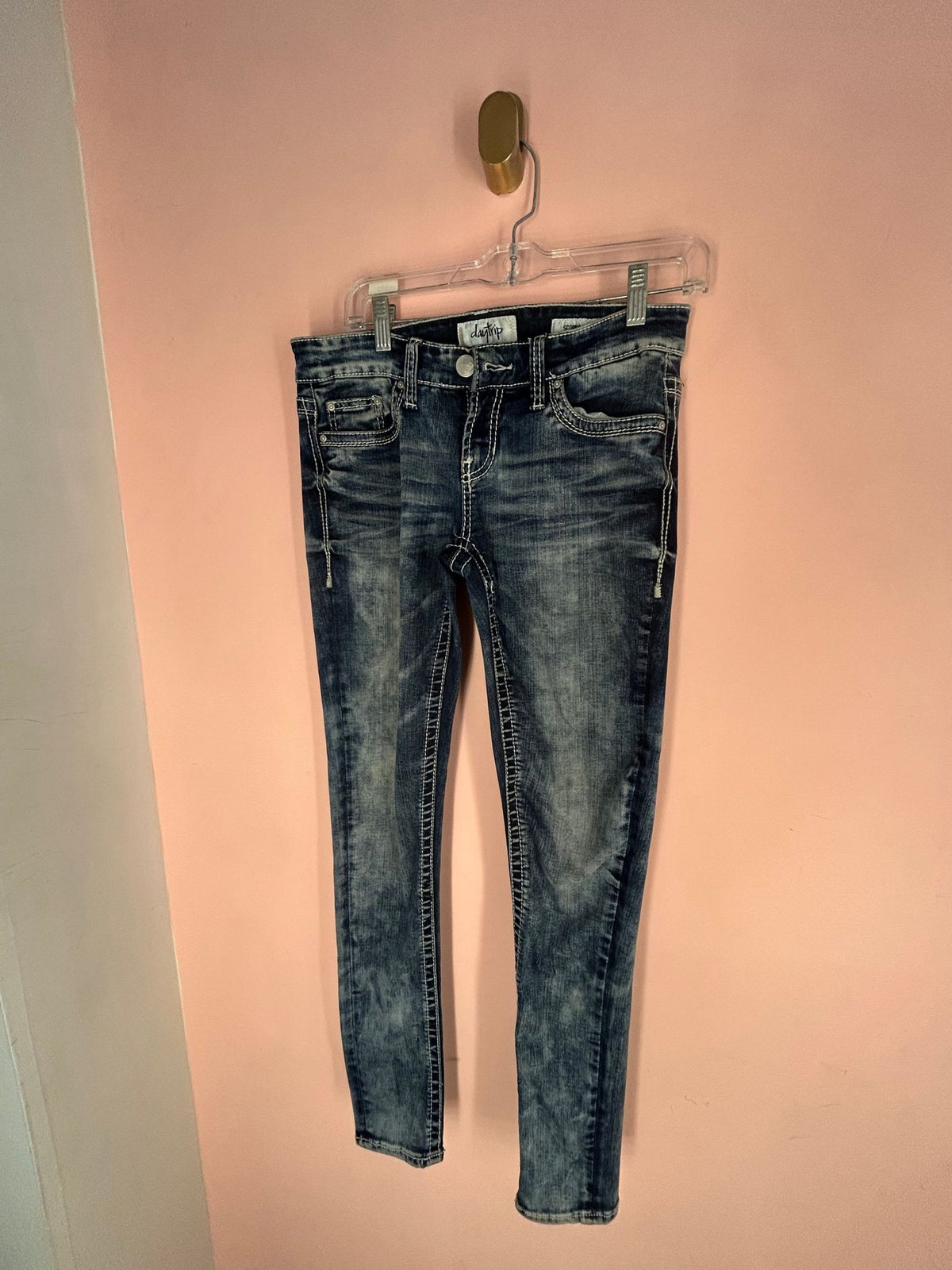 Front view of faded Skinny Jeans for Women, Scorpio Chevron Pockets, Daytrip