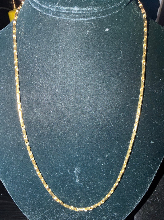 DESMOS Heshe Snap chain necklace in 18K gold plate on a black bust at Regul Silver