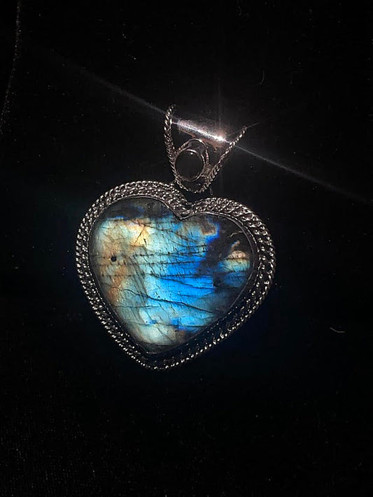Labradorite heart pendant - front view of the gray heart with electric blue flash in its sterling silver rope bezel