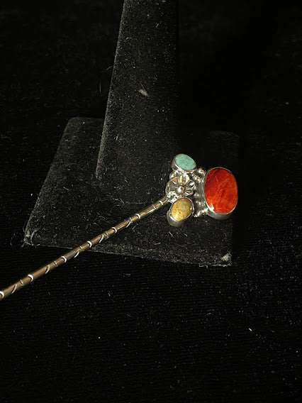 Turquoise and spiny oyster hat pin — a three-stone pin up close, its large spiny oyster oval beside two smaller stones